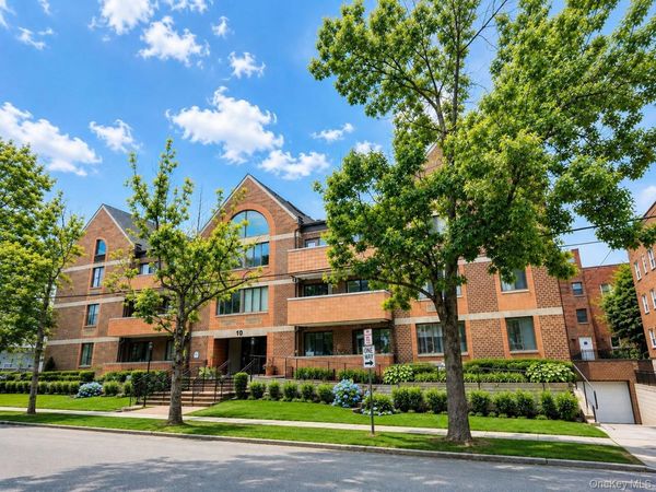 10 Canterbury Road, Unit 1-B, Great Neck, NY 11021