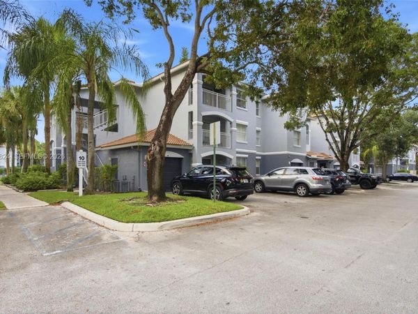 9615 NW 1st Ct, Unit 302, Pembroke Pines, FL 33024