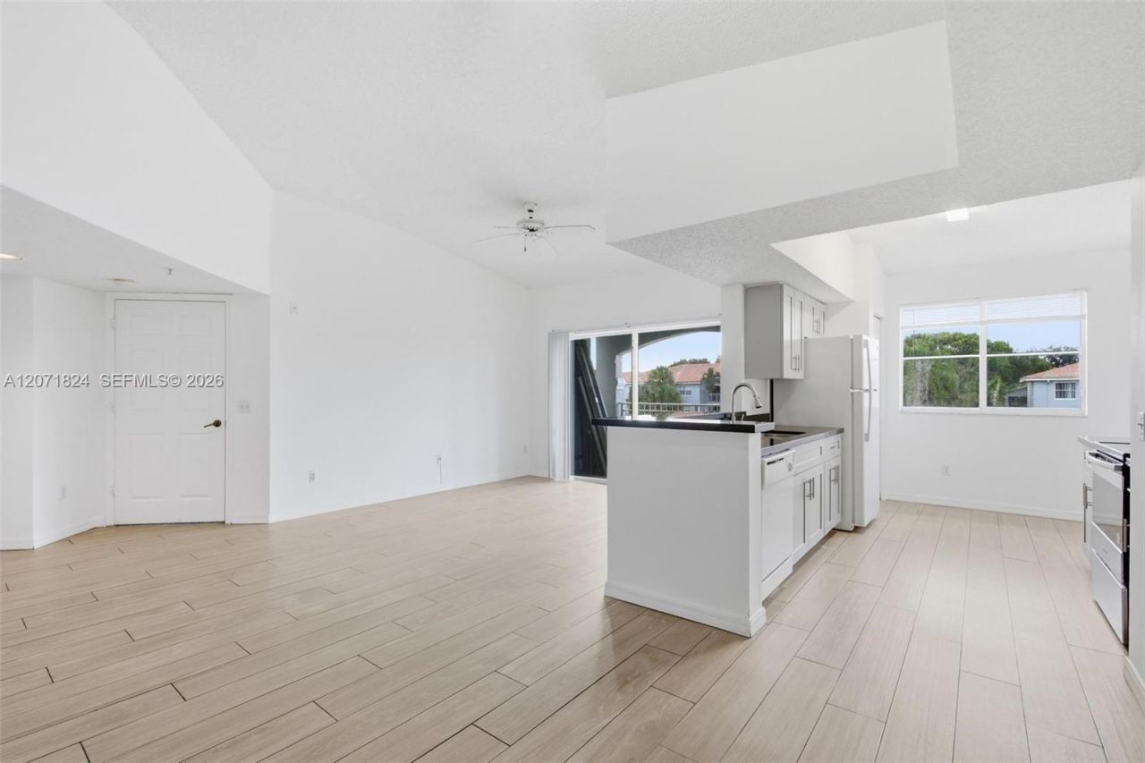 9615 NW 1st Ct, Unit 302, Pembroke Pines, FL 33024 Photo