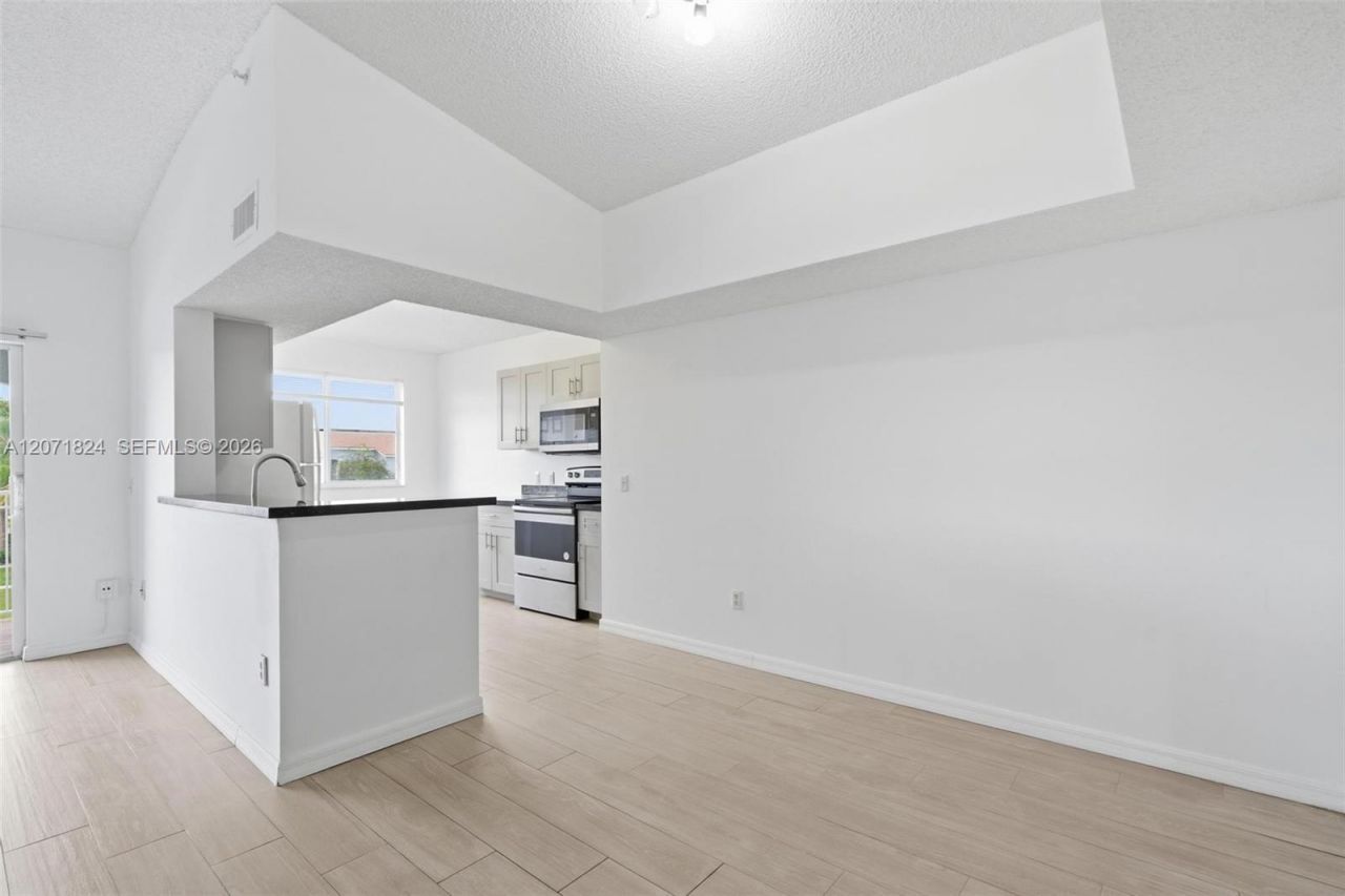 9615 NW 1st Ct, Unit 302, Pembroke Pines, FL 33024 Photo