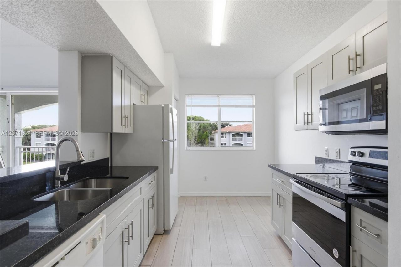 9615 NW 1st Ct, Unit 302, Pembroke Pines, FL 33024 Photo