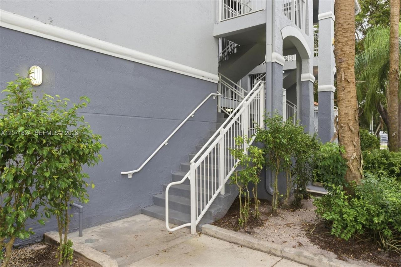 9615 NW 1st Ct, Unit 302, Pembroke Pines, FL 33024 Photo
