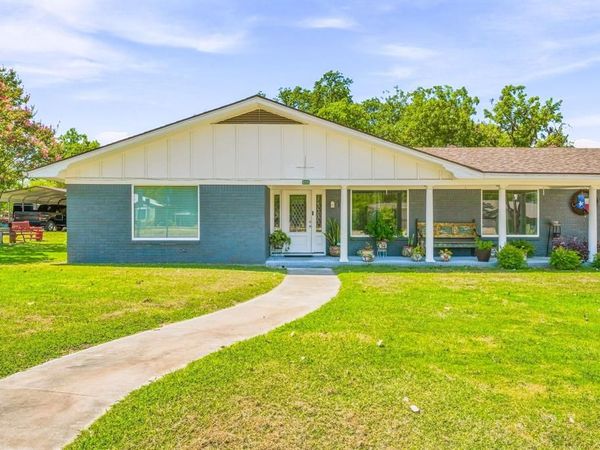 816 S Texas Street, De Leon, TX 76444
