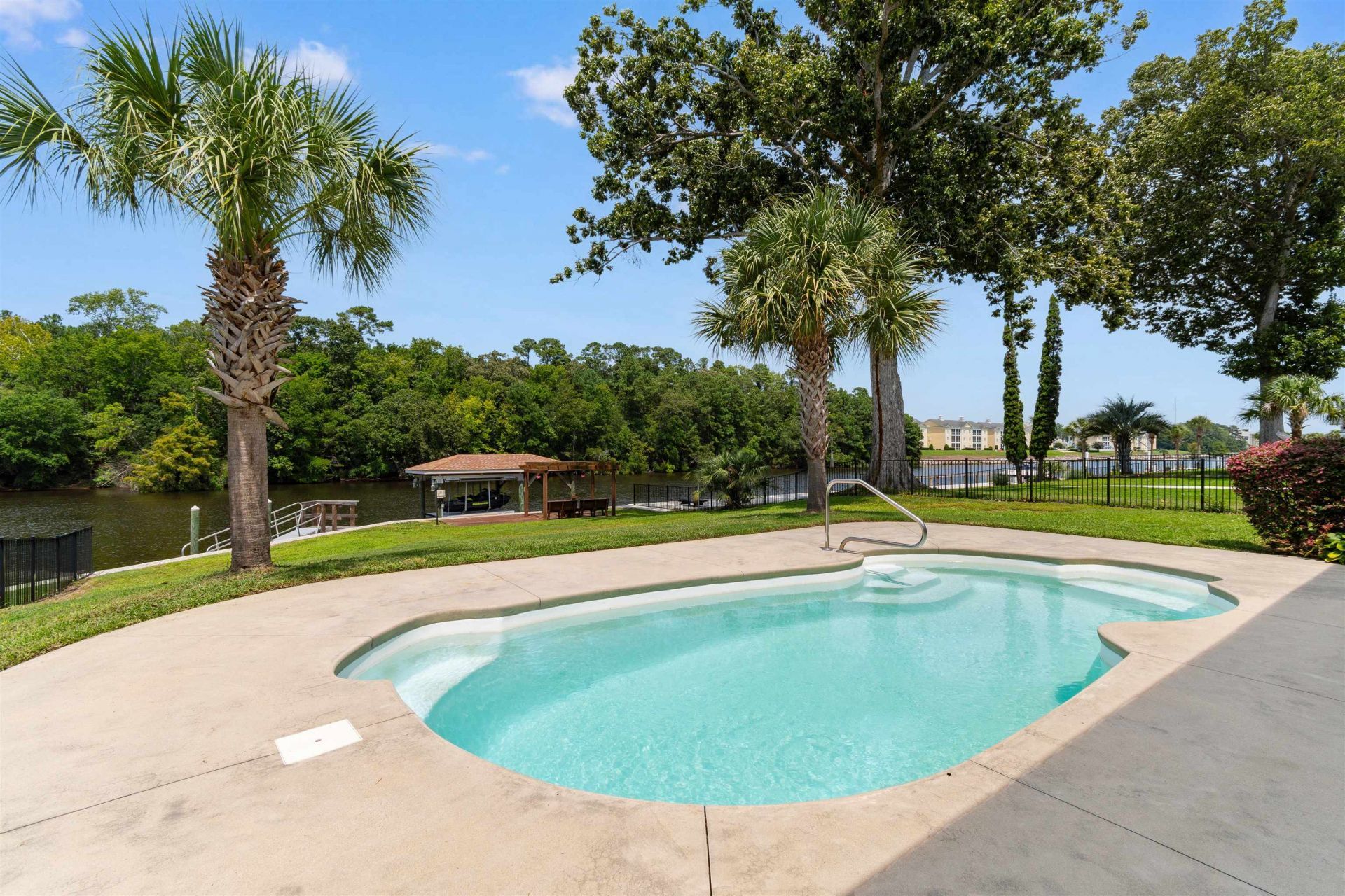 352 Waterside Dr. Photo 4