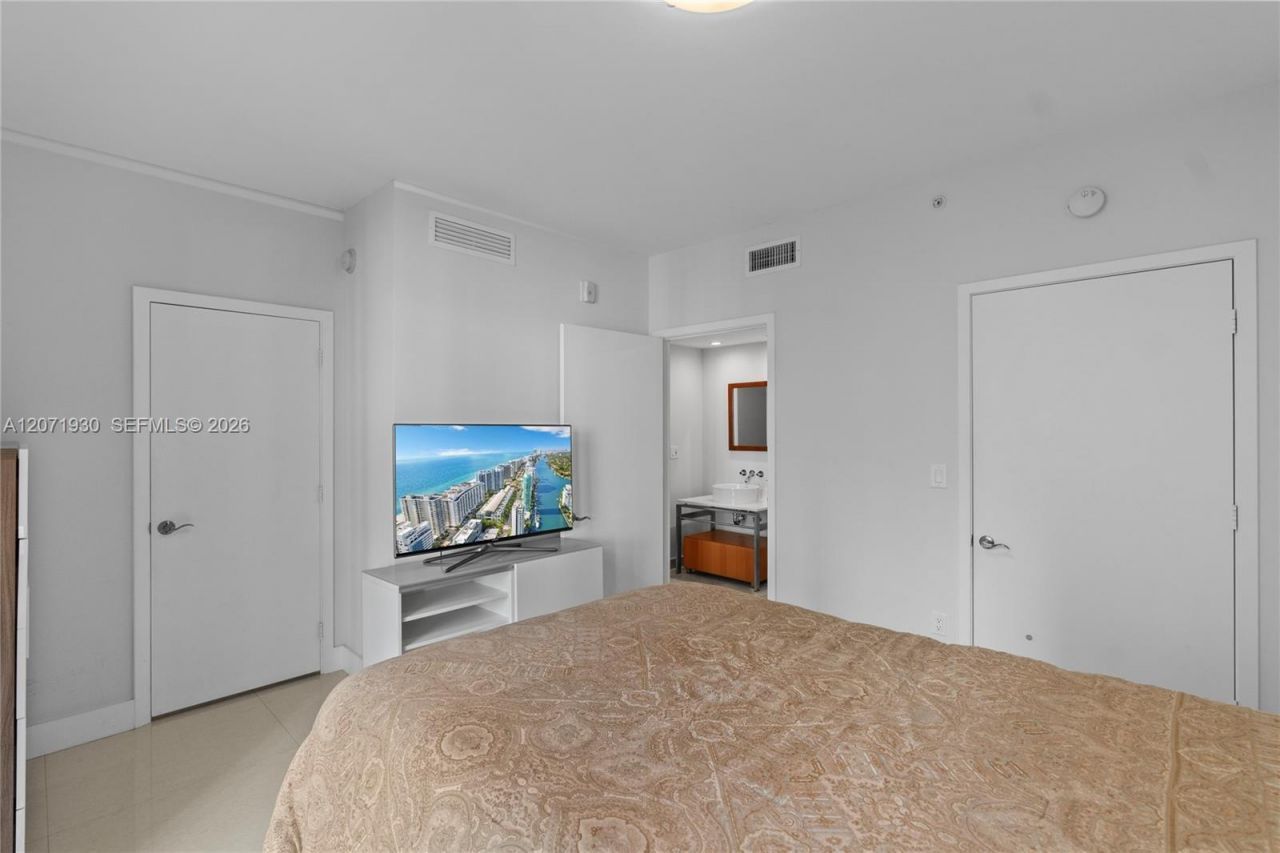 6000 Collins Ave , Unit 336, Miami Beach, FL 33140 Photo