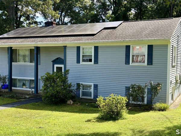 32 Pollys, Montville, CT 06382