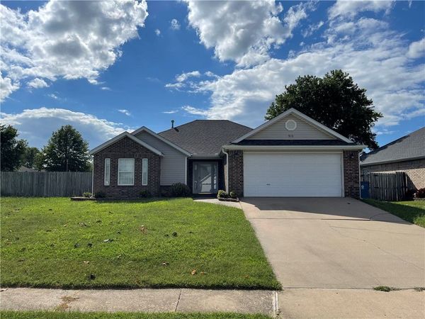 910 SW Cheyenne Drive , Bentonville, AR 72712