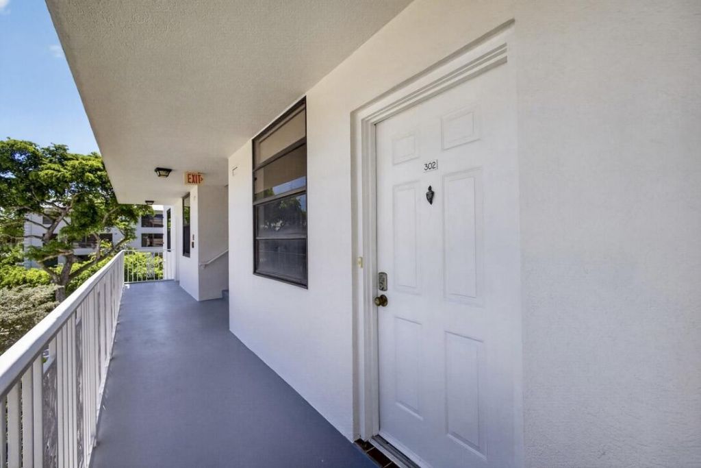 3635 Whitehall Drive, Unit 302, West Palm Beach, FL 33401 Photo