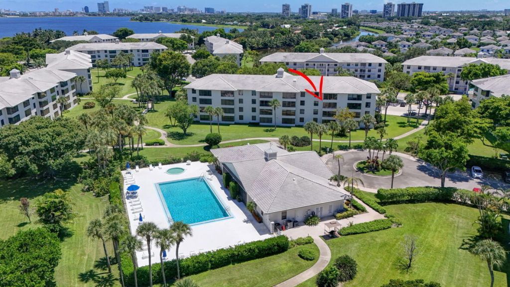 3635 Whitehall Drive, Unit 302, West Palm Beach, FL 33401 Photo