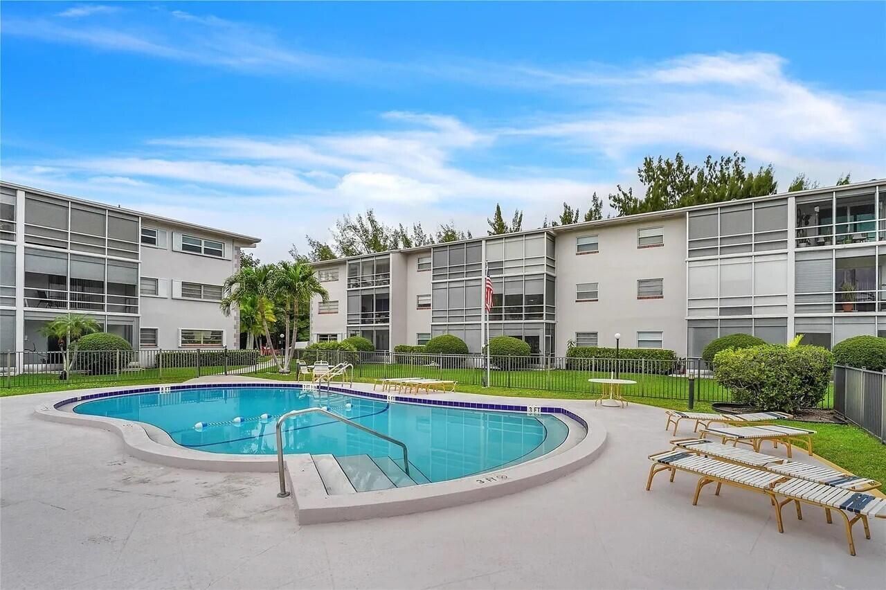 700 Layne Boulevard, Unit 318B, Hallandale Beach, FL 33009 Photo