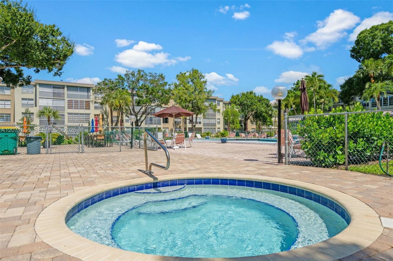 2900 NW 48th Ter , Unit 213, Lauderdale Lakes, FL 33313 Photo