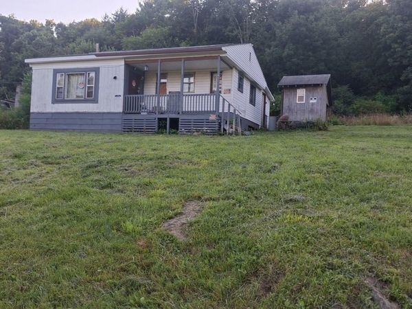 607 Settlement Dr, Charmco, WV 25958