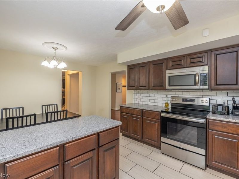 27343 Clinton Drive, North Olmsted, OH 44070 Photo 12
