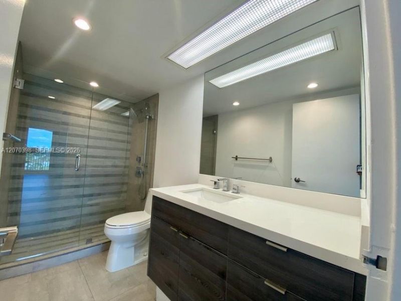 5401 Collins Ave , Unit 620, Miami Beach, FL 33140 Photo