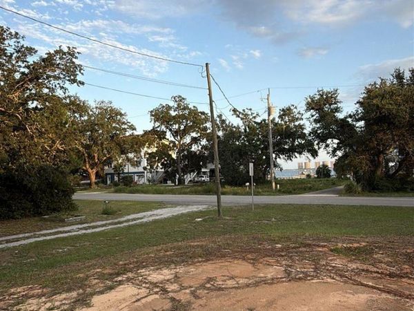 3210 Bay St, Gulf Breeze, FL 32563