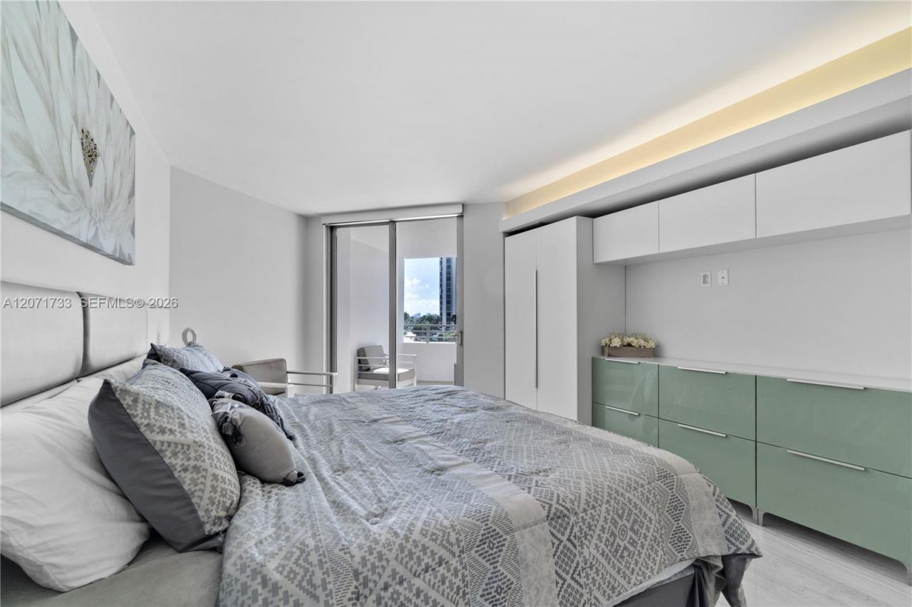 5555 Collins Ave , Unit 5A, Miami Beach, FL 33140 Photo