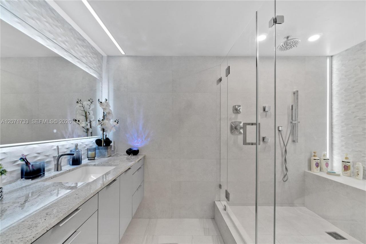 5555 Collins Ave , Unit 5A, Miami Beach, FL 33140 Photo