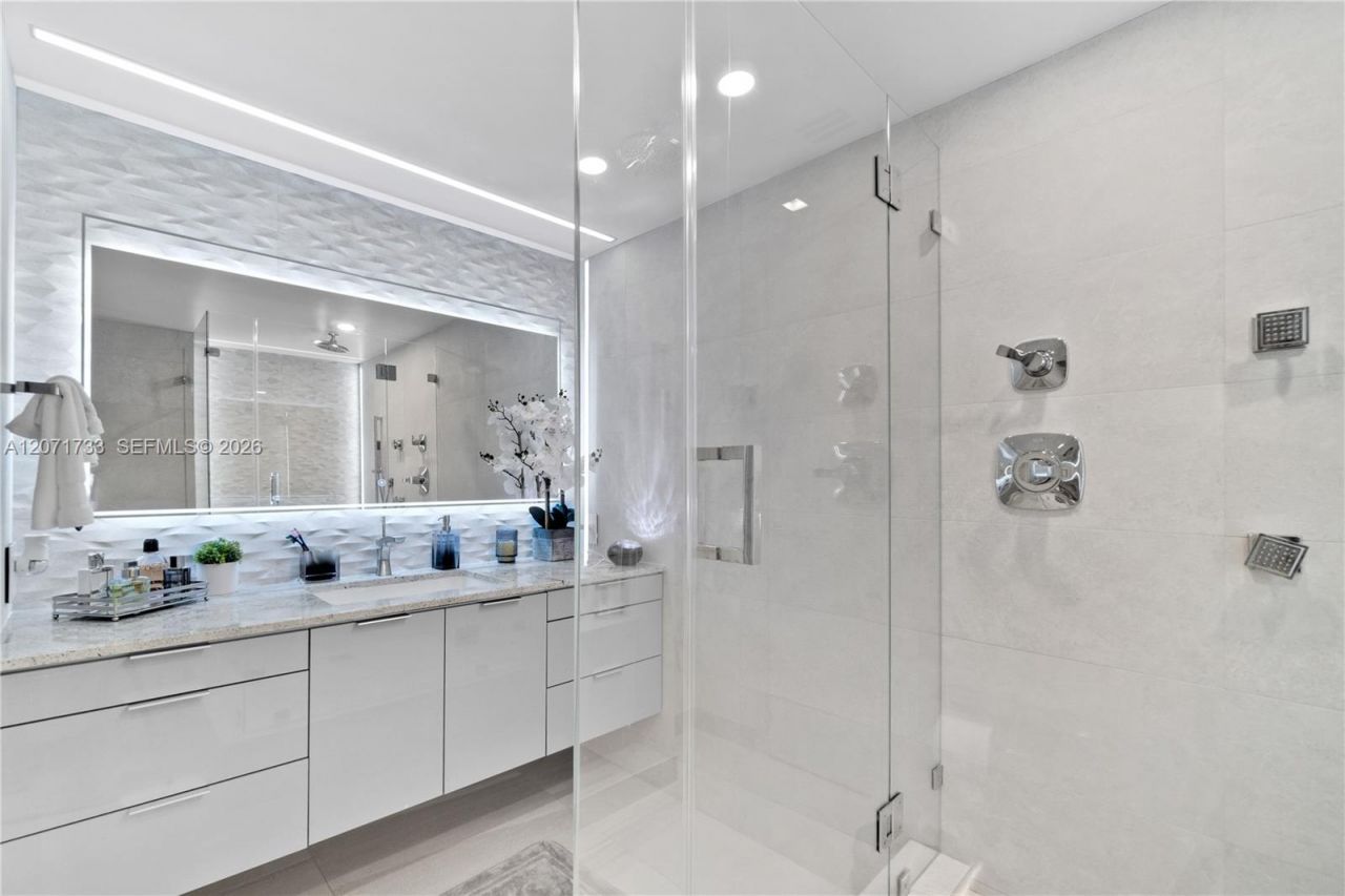 5555 Collins Ave , Unit 5A, Miami Beach, FL 33140 Photo