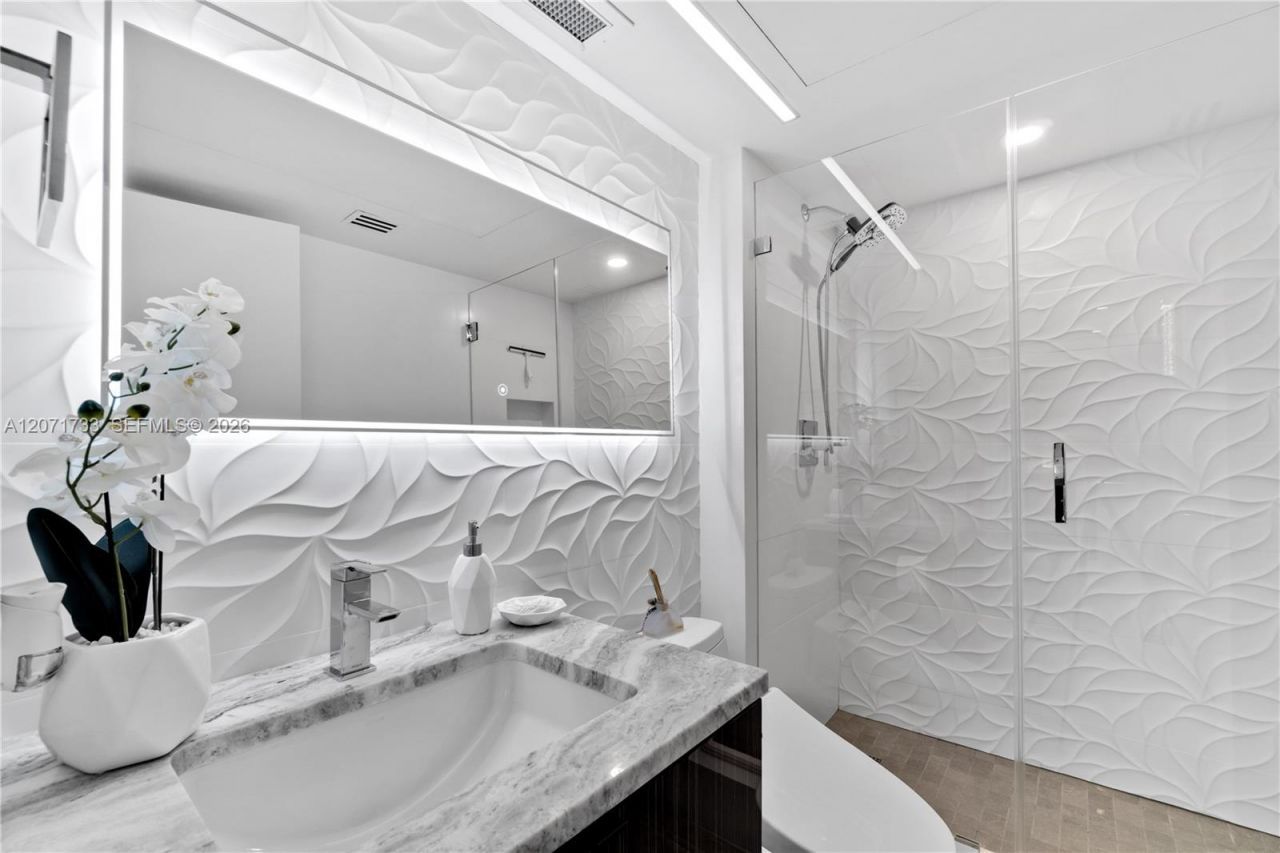 5555 Collins Ave , Unit 5A, Miami Beach, FL 33140 Photo