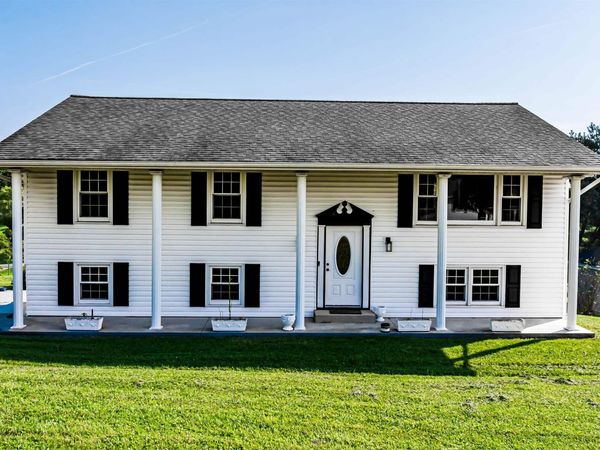 16 Deerfield Avenue, Grafton, WV 26354