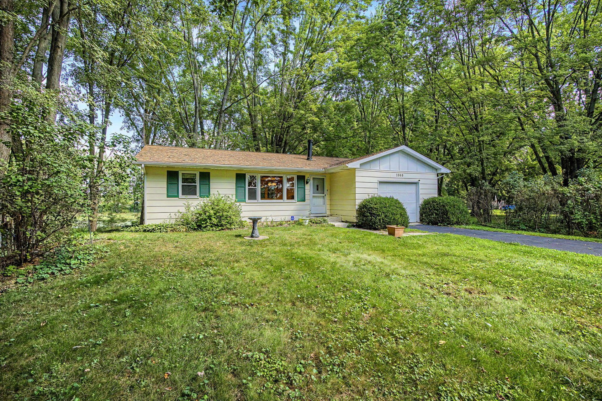 1940 Maple Grove Road, Jackson, MI 49201 Main Photo