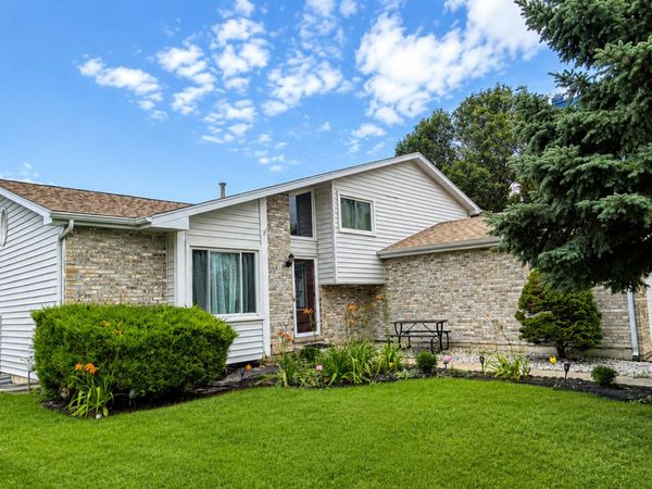 2010 WATERTOWER Place , Crest Hill, IL 60403