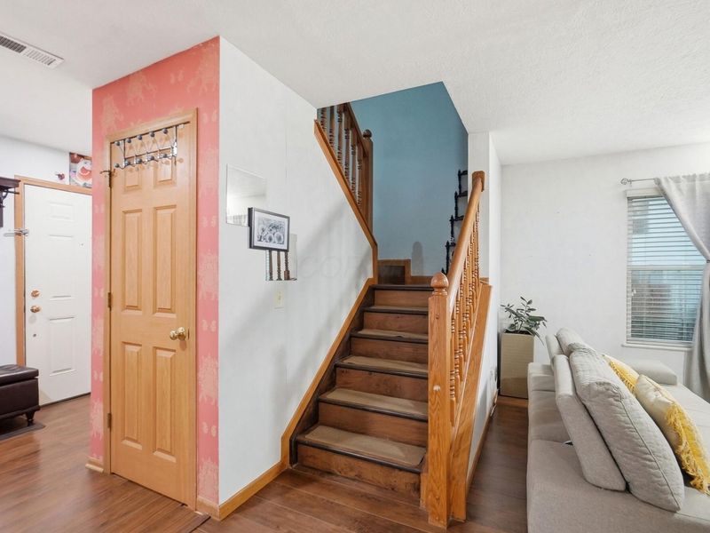 2389 Maple Hedge Way, Columbus, OH 43219 Photo 5