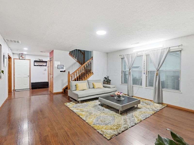 2389 Maple Hedge Way, Columbus, OH 43219 Photo 6