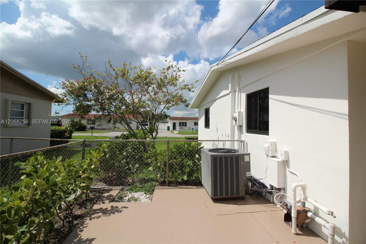 10821 SW 63rd St , Miami, FL 33173 Photo