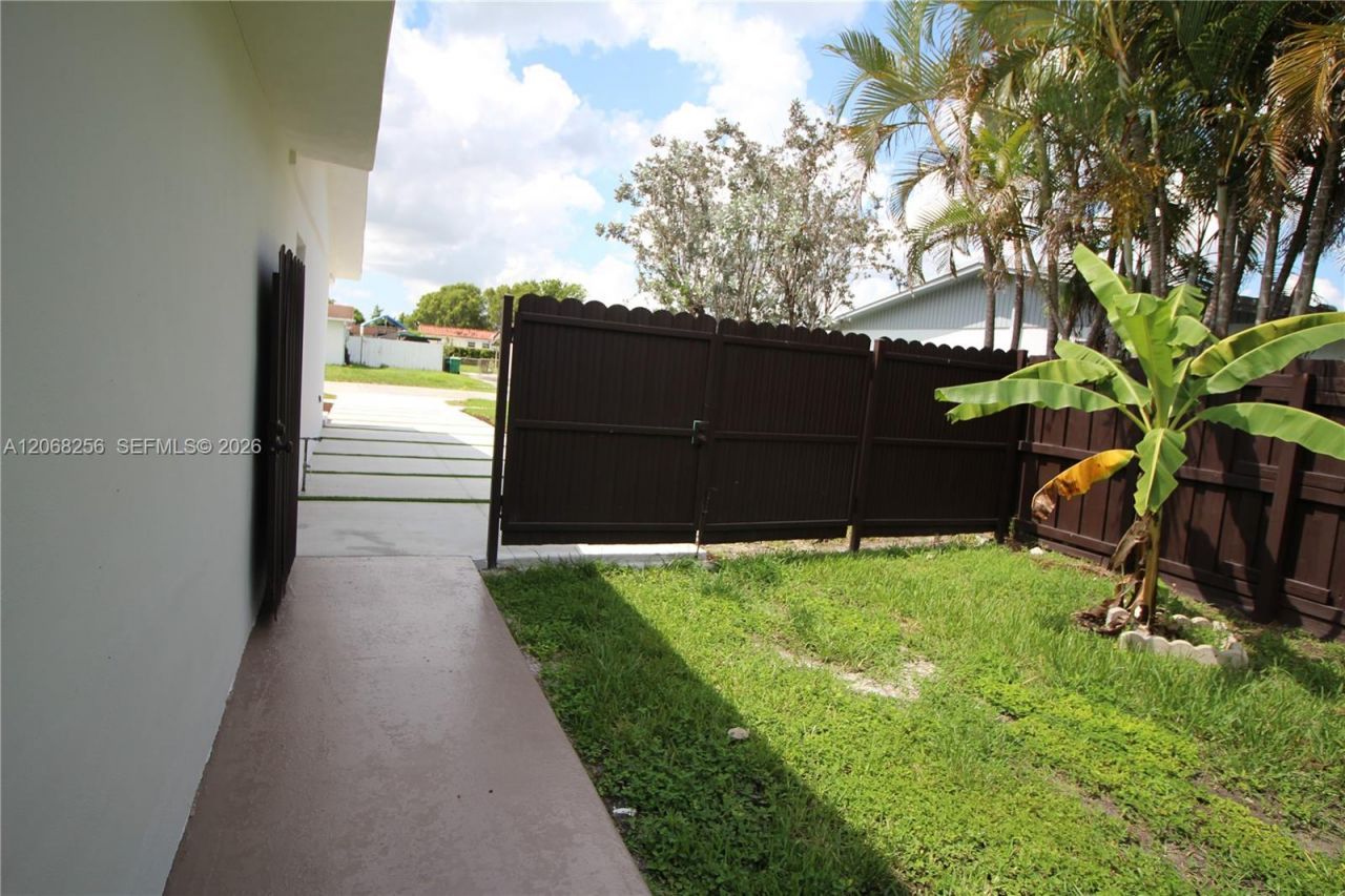 10821 SW 63rd St , Miami, FL 33173 Photo