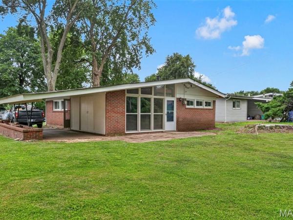8401 Saint Olaf Drive, Berkeley, MO 63134