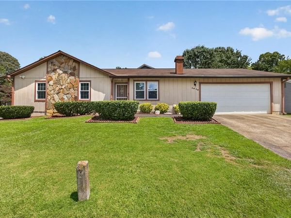 1019 Park West Lane , Stone Mountain, GA 30088