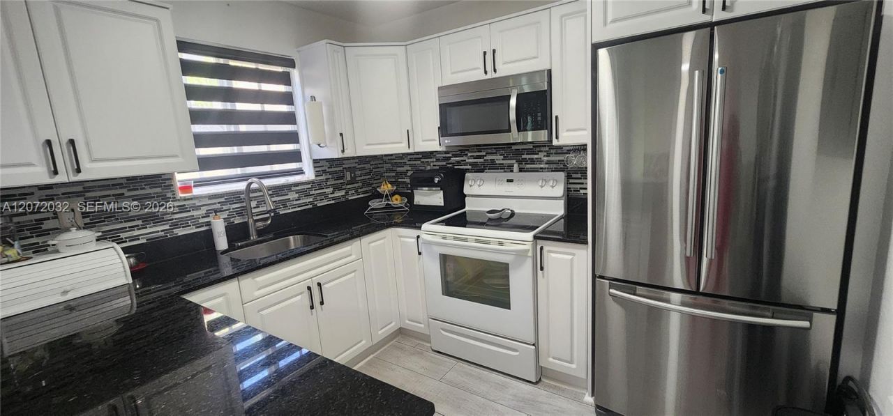 11424 NW 94th Pl , Unit 7, Hialeah Gardens, FL 33018 Photo