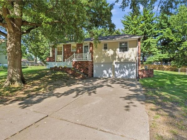 2728 NW Pembroke Place, Blue Springs, MO 64015