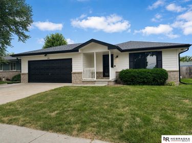 1541 SW Lacey Lane, Lincoln, NE 68522