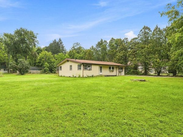 8887 Elm Valley Road, Union Pier, MI 49129