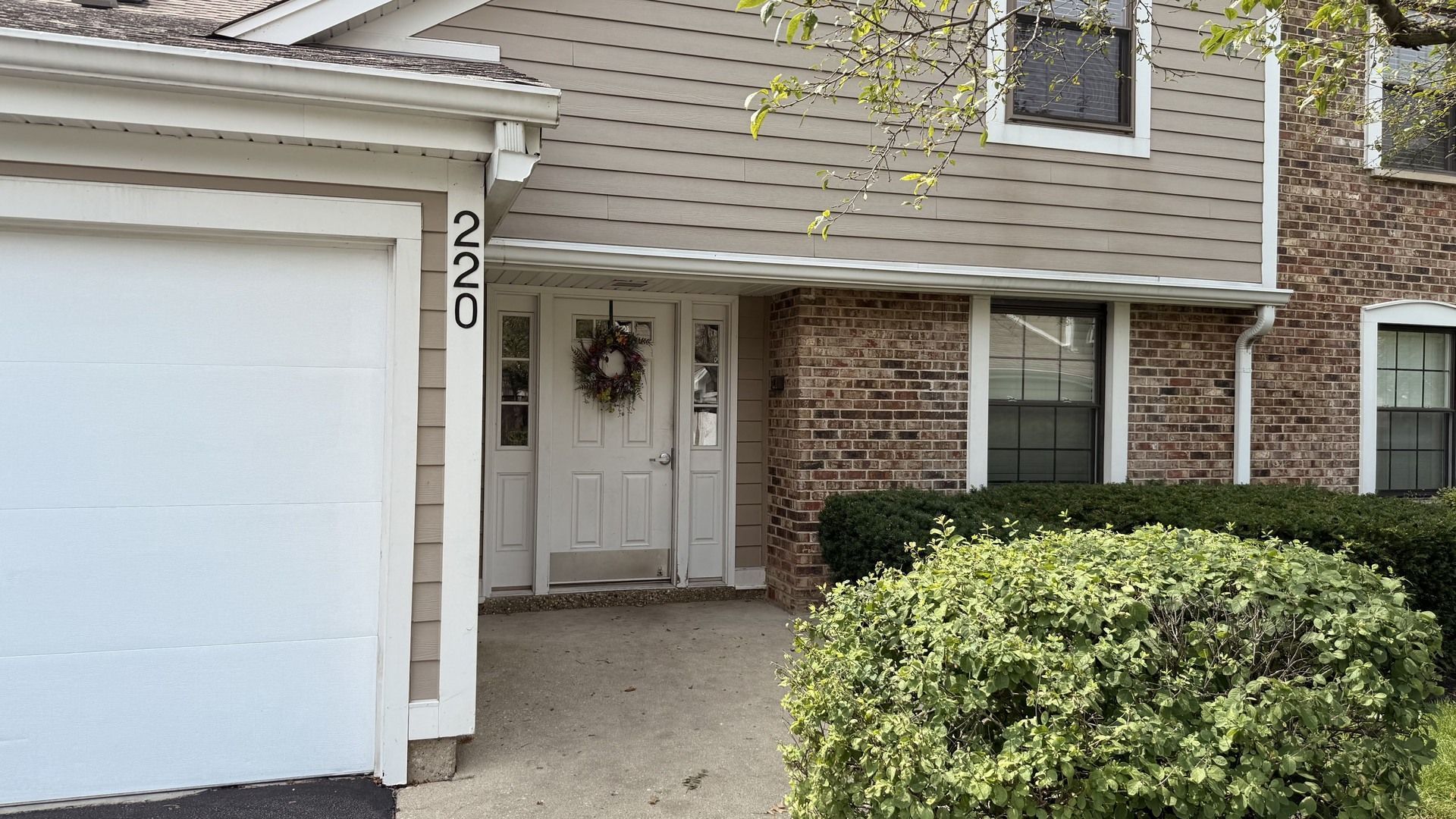 220 Oak Knoll Court, Unit B2, Schaumburg, IL 60193 Main Photo