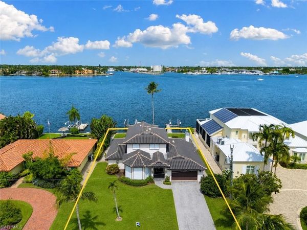 1535 Dolphin LN , NAPLES, FL 34102