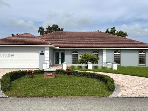 18921 W Oakmont Dr , Hialeah, FL 33015
