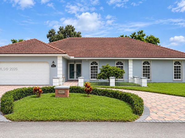 18921 W Oakmont Dr, Hialeah, FL 33015