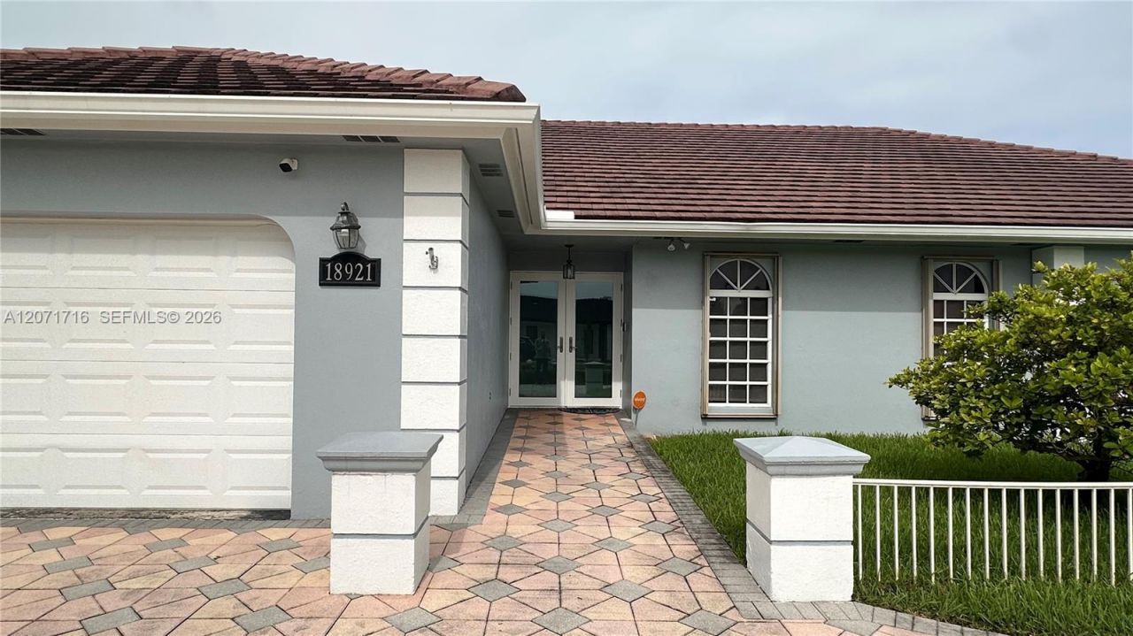 18921 W Oakmont Dr , Hialeah, FL 33015 Photo