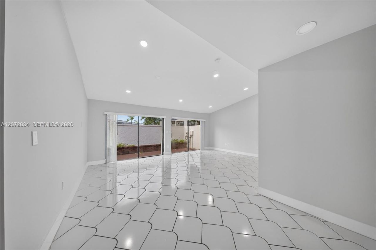 6637 NW 181st Ln, Hialeah, FL 33015 Photo