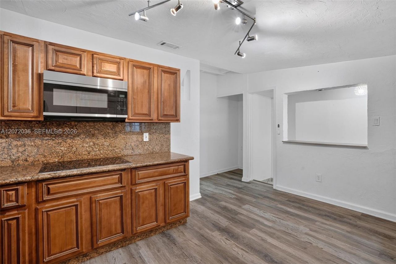 3375 SW 29th Ter , Unit B, Miami, FL 33133 Photo