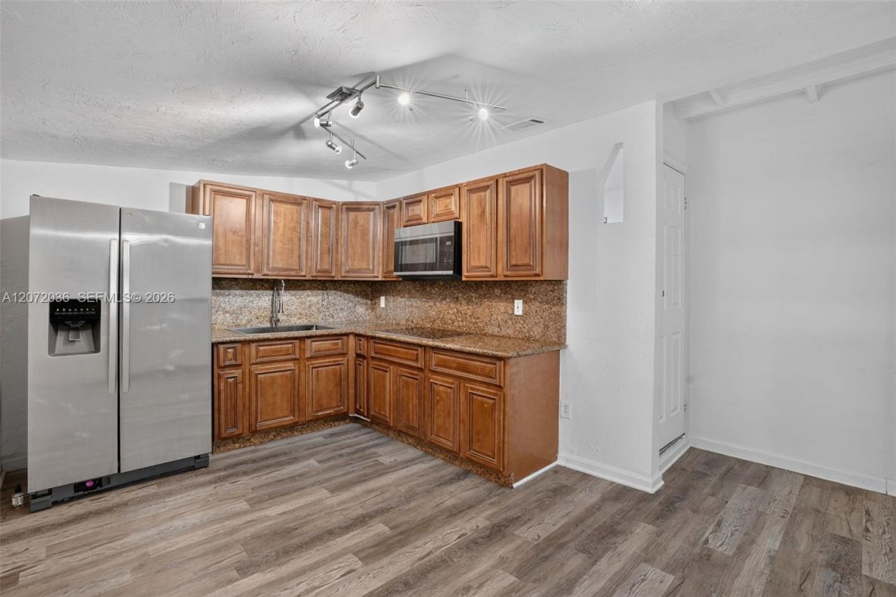 3375 SW 29th Ter , Unit B, Miami, FL 33133 Photo