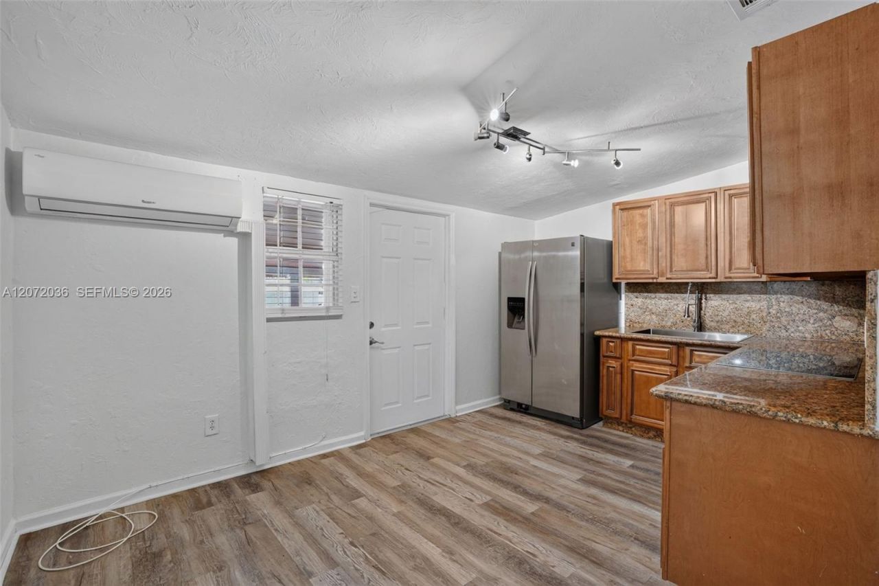 3375 SW 29th Ter , Unit B, Miami, FL 33133 Photo