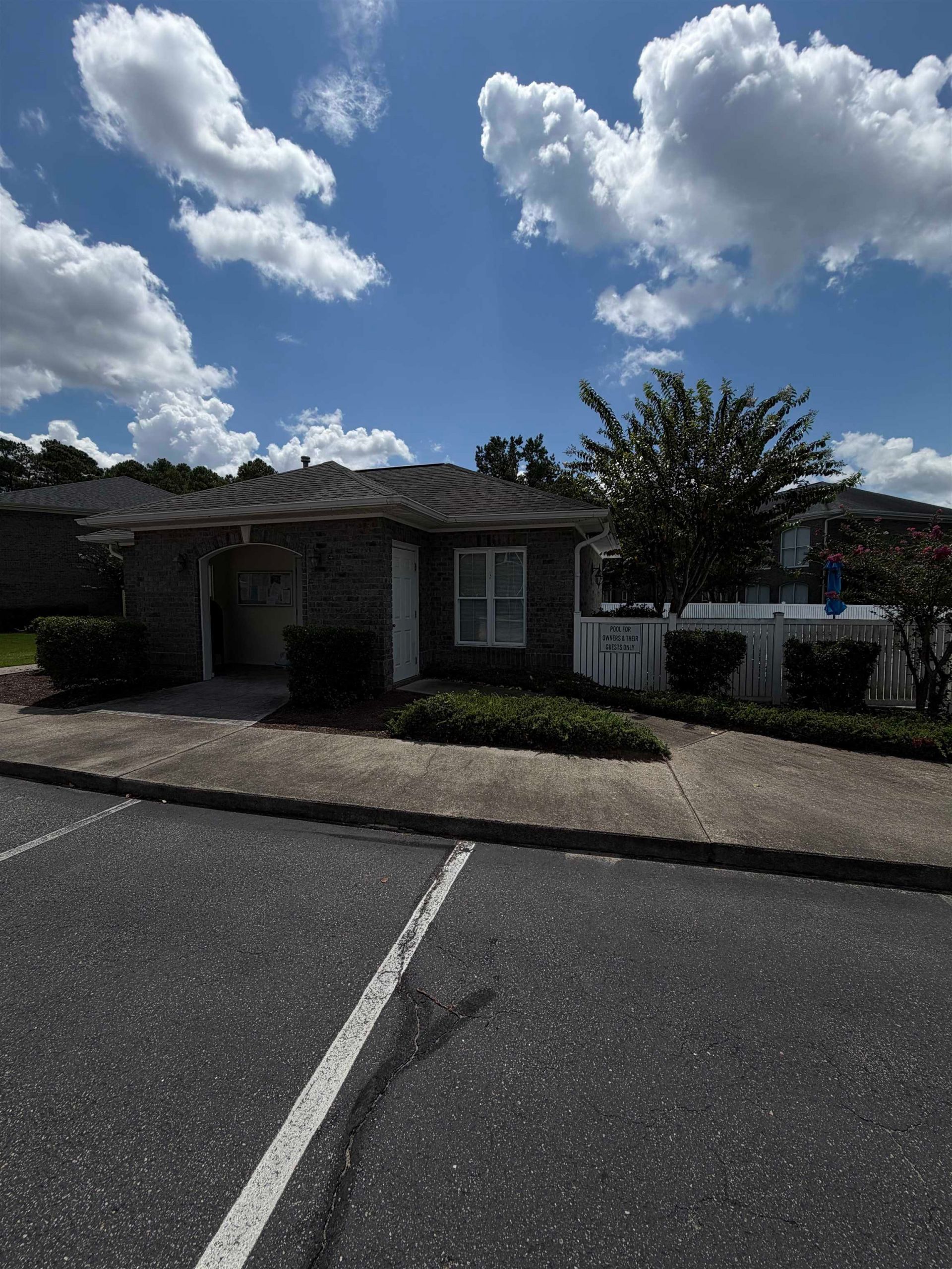 300 Willow Green Dr. Photo 31