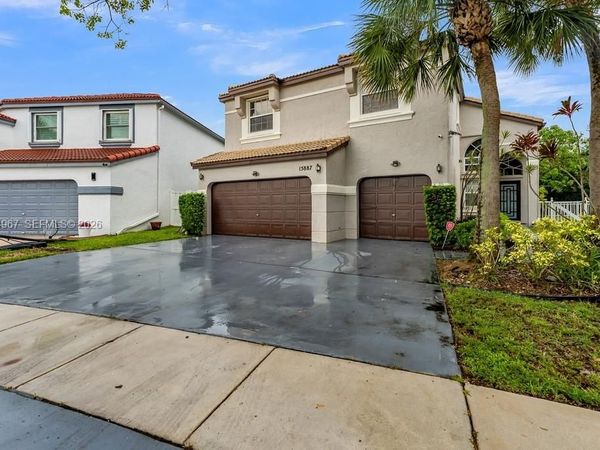 15887 NW 11th St, Pembroke Pines, FL 33028