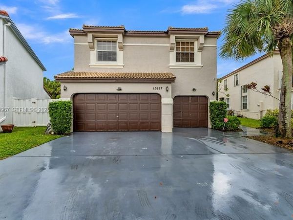 15887 NW 11th St , Pembroke Pines, FL 33028