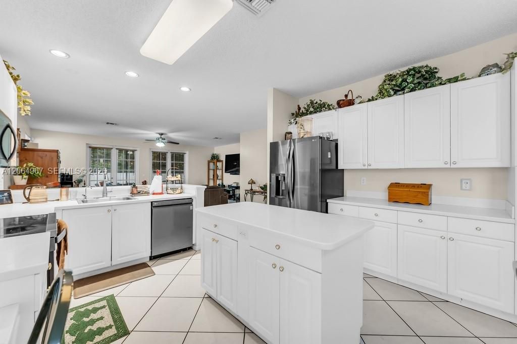 15887 NW 11th St, Pembroke Pines, FL 33028 Photo