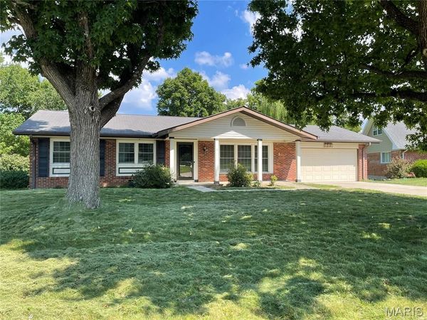 7 Greymore Drive , Chesterfield, MO 63017